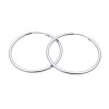 Pár ocelových náušnic s hladkým designem, průměr 34 mm, šířka 2 mm, stříbrná barva.